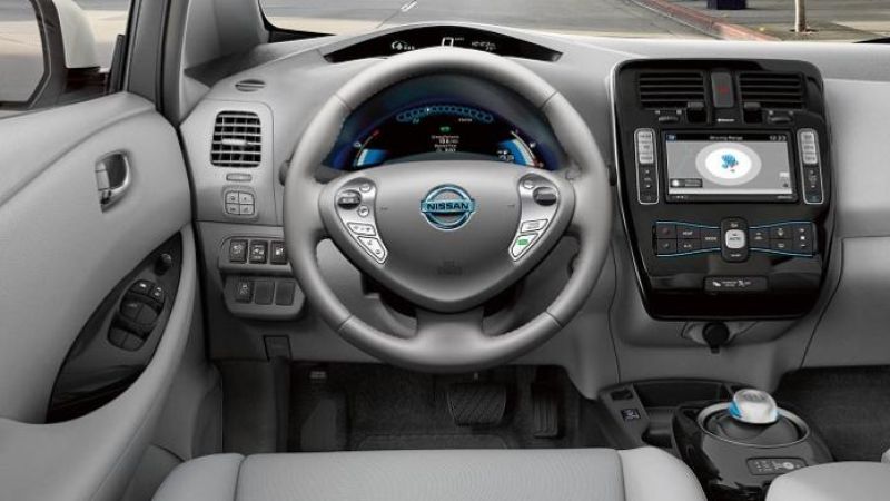 2016_Nissan_Leaf_Interior_Gray