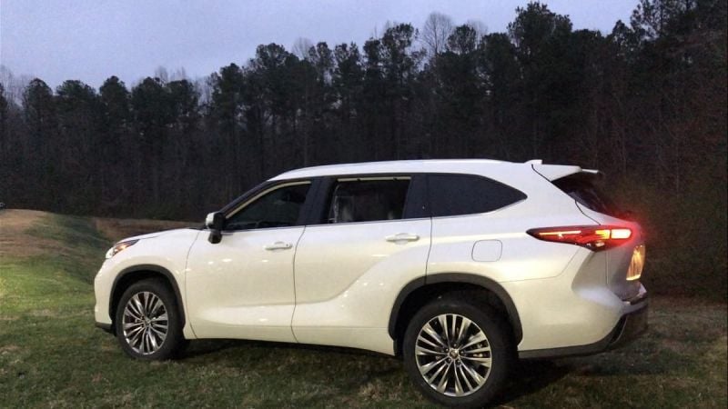 2020 Toyota Highlander Platinum Blizzard Pearl profile view