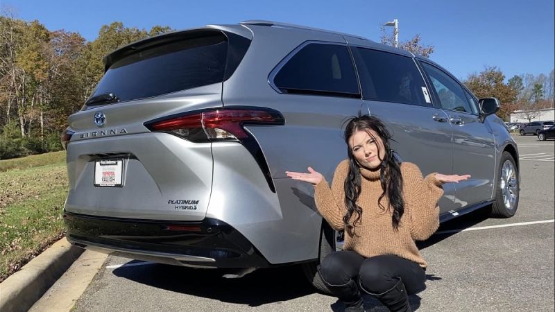 2021 Toyota Sienna XLE Celestial Silver profile view front end
