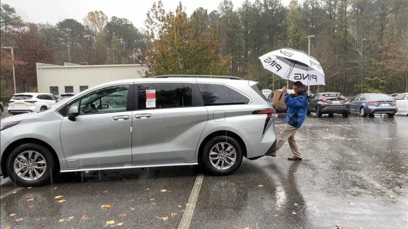 2021 Toyota Sienna XLE Celestial Silver profile view hands-free doors