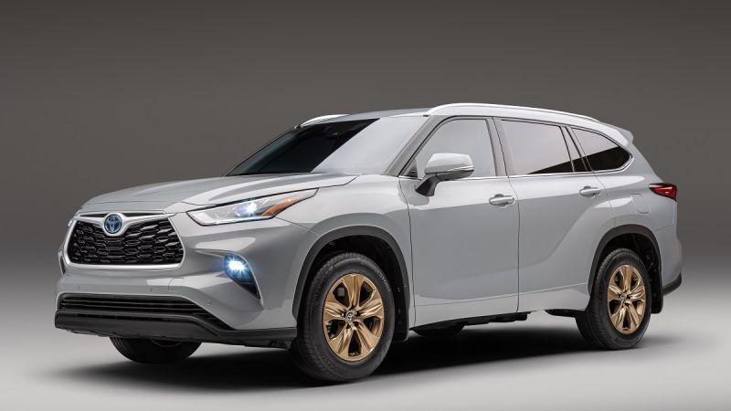 2022 Toyota Highlander Hybrid Bronze Edition profile view front end