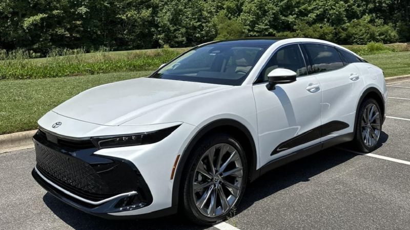 2023 Toyota Crown Limited Oxygen White front end profile view