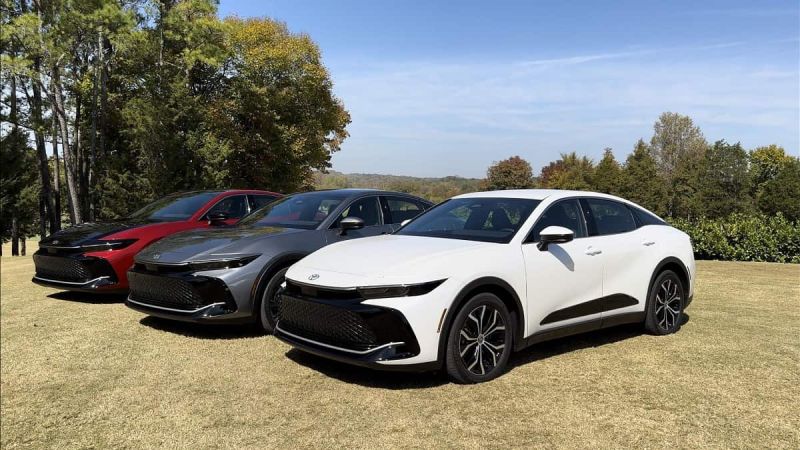 2023 Toyota Crown trim levels XLE Limited Platinum front end