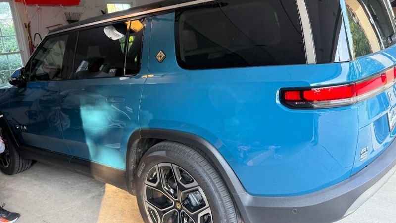 2025 Tesla Cybertruck vs Rivian R1S 