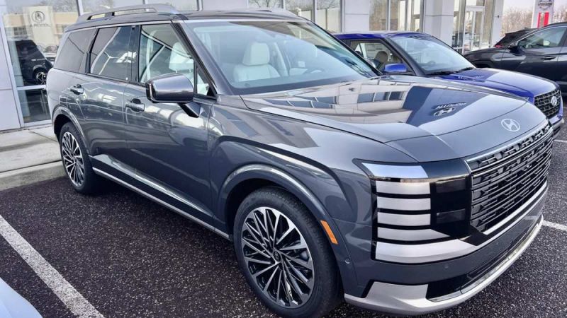 2026 Hyundai Palisade Hybrid Calligraphy SUV parked at dealership, showing bold front grille, premium wheels, and upscale exterior styling