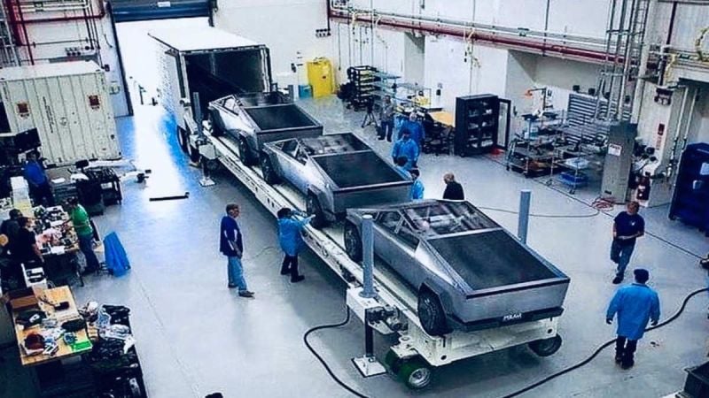3 Tesla Cybertrucks Being Unloaded: They Will Be on Public Roads This Year