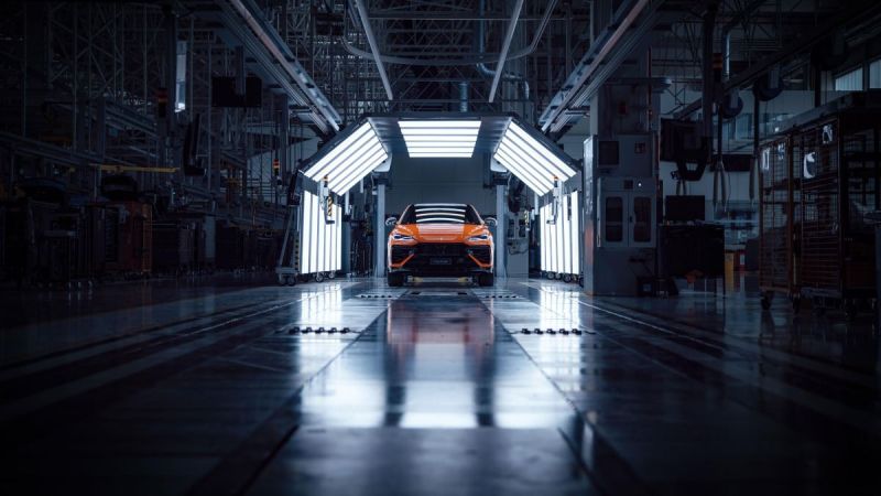 2025 Lamborghini Urus SE - Official Press Images 