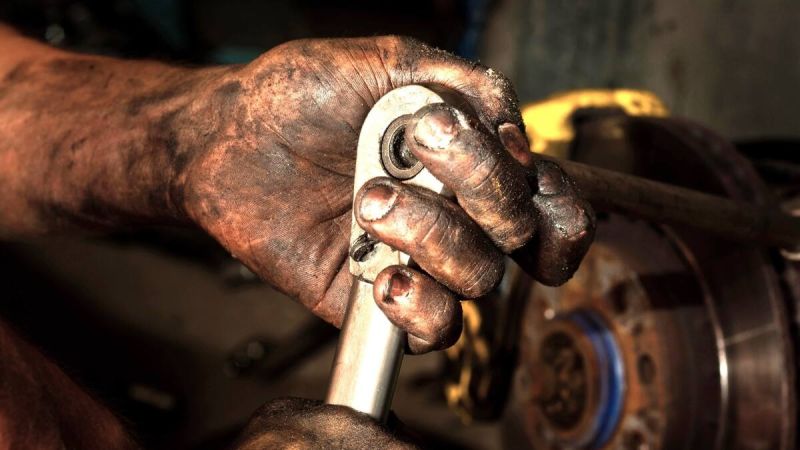 Oil and Grease Cleaners to Use and Not Use on Your Hands