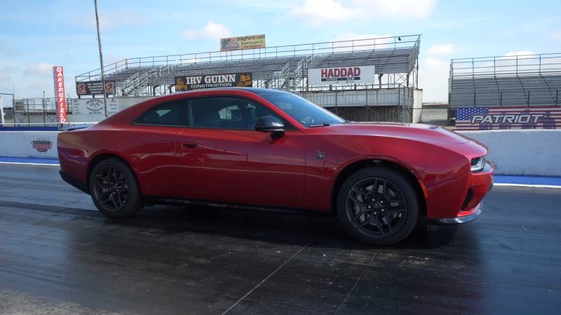 Dodge Charger Sixpack running 1/4 mile in the 11s