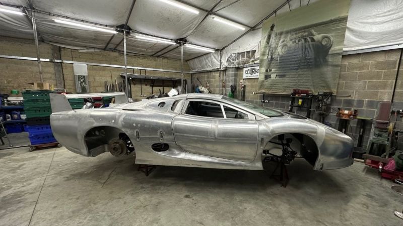 Jaguar XJ220 reimagined with a V-12