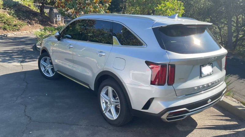 Silver Kia Sorento PHEV in sunshine