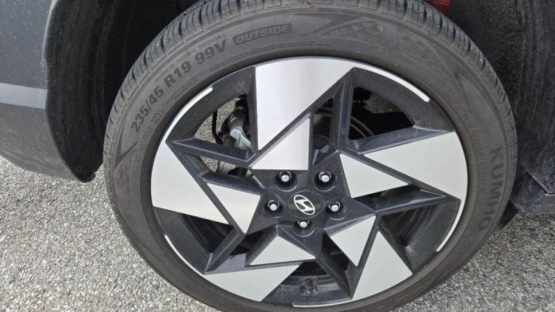 Kumho Majesty 9 Solus TA91 mounted to a Hyundai Kona Limited