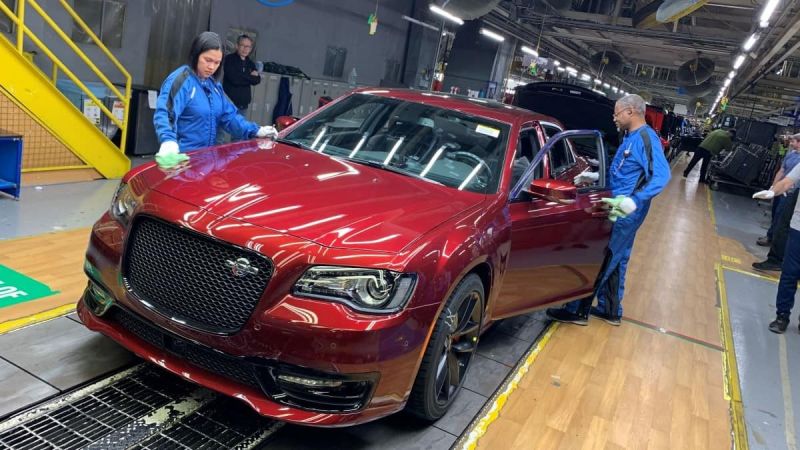 Last 2023 Chrysler 300C