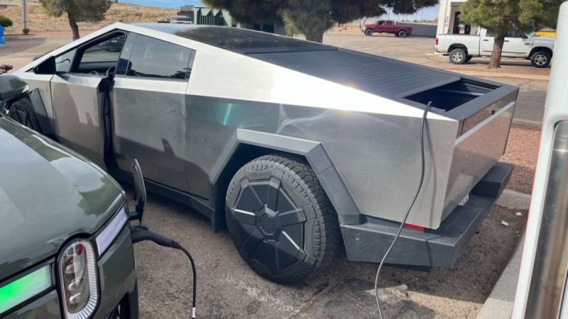 Tesla Cybertruck, Rivian R1S