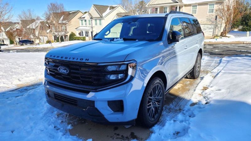 The 2026 Ford Expedition Really Impressed Me With Its Cloud Effect and Different Controls