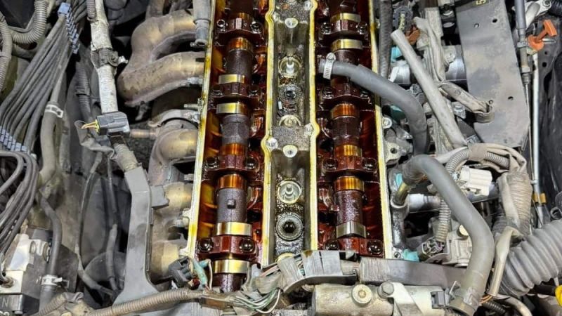 Lexus JZ engine teardown - dark oil stains , sludge buildup