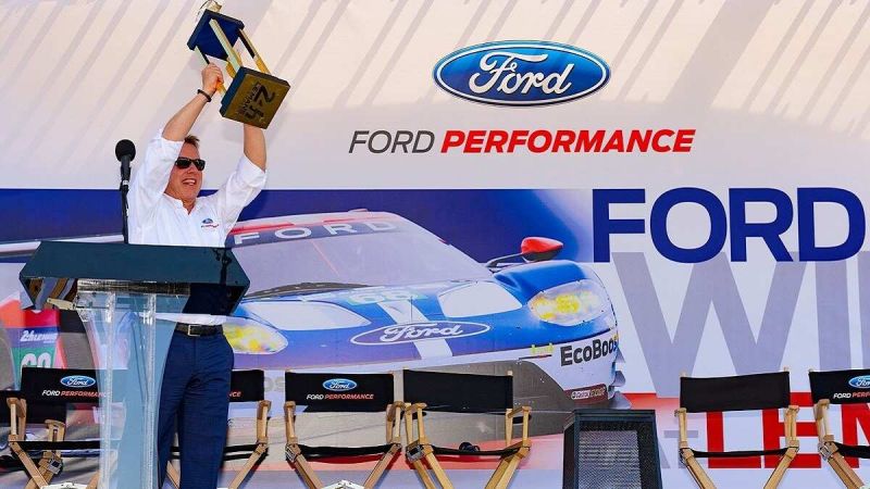 https://media.ford.com/content/fordmedia/fna/us/en/permalink.html/content/dam/fordmedia/North%20America/US/2022/09/14/Bill-Ford-presents-trophy.jpg
