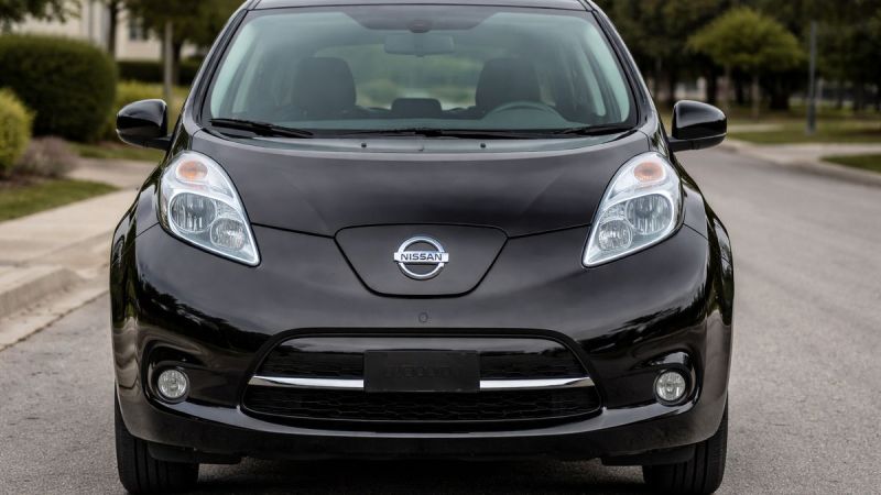 Black 2013 Nissan LEAF photo from front