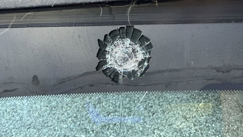 Image of cracked GMC Hummer EV windshield