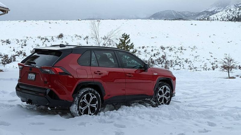 Image of RAV4 with Michelin CrossClimate2 tires courtesy of Ed Woz