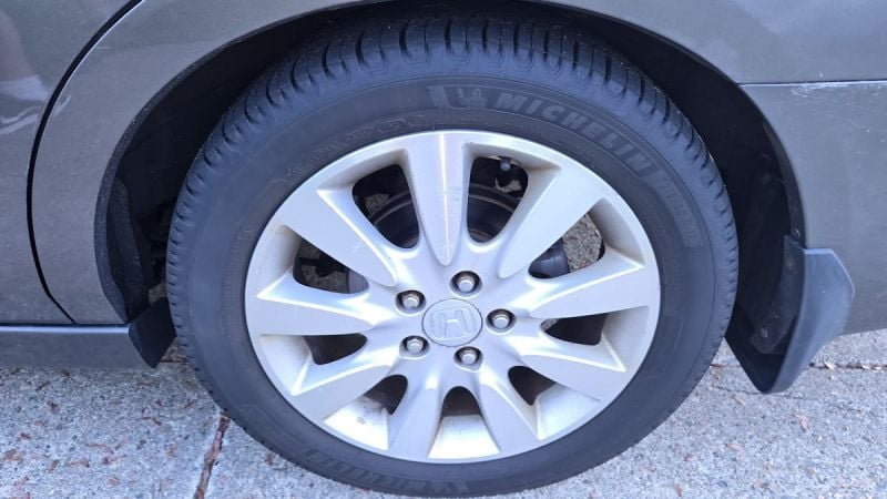 Images of Michelin Defender2 tire by John Goreham.