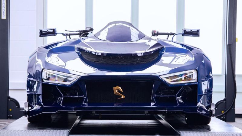 Image of the front of the Engler Desat showing its Audi R8 headlights and handlebar steering system.