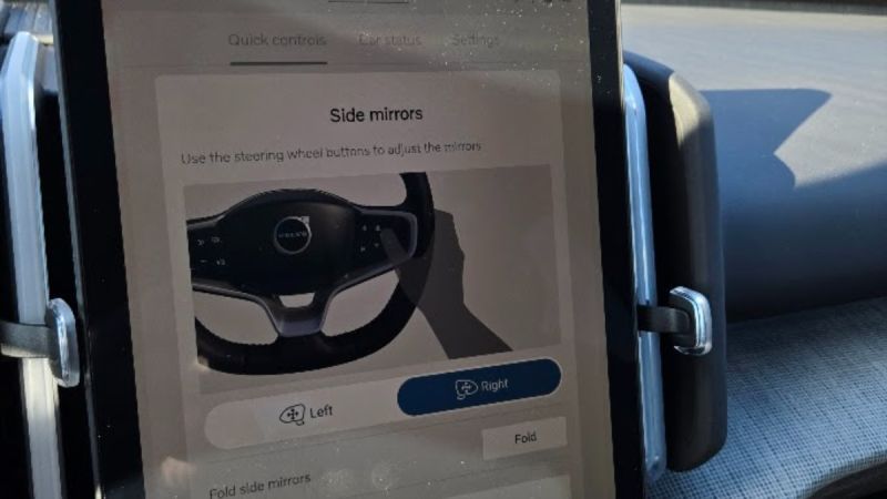 Image shows an EX30 from Volvo's mirror adjustment menu