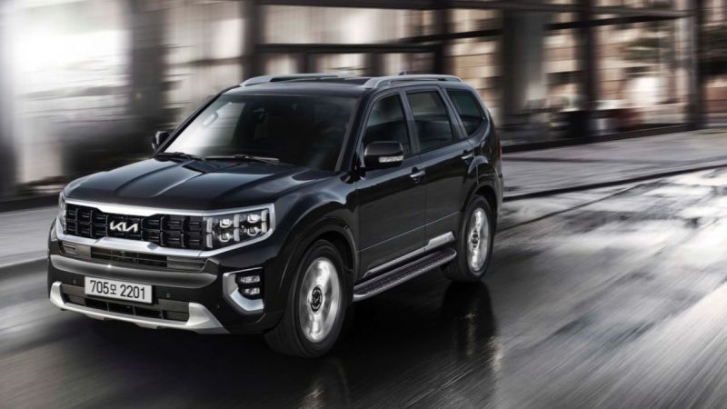 Kia Mohave SUV driving