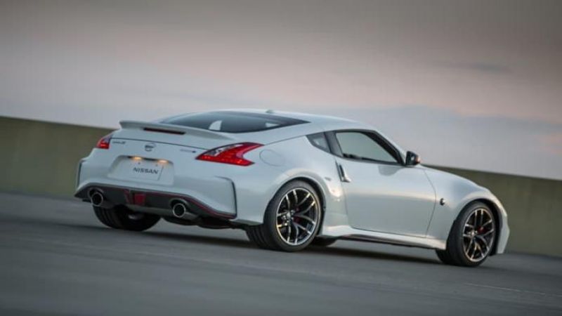 2015 Nissan 370z rear view