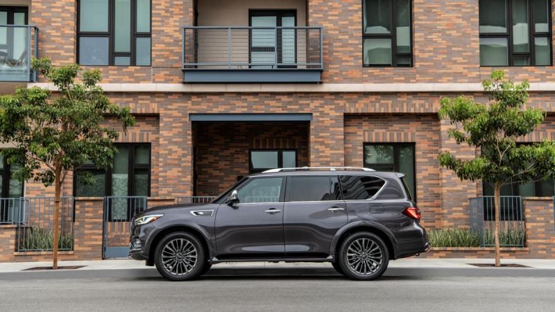 Side profile view of the 2023 Infiniti QX80 in dark-grey