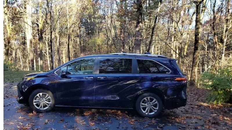2023 Toyota Sienna image by John Goreham
