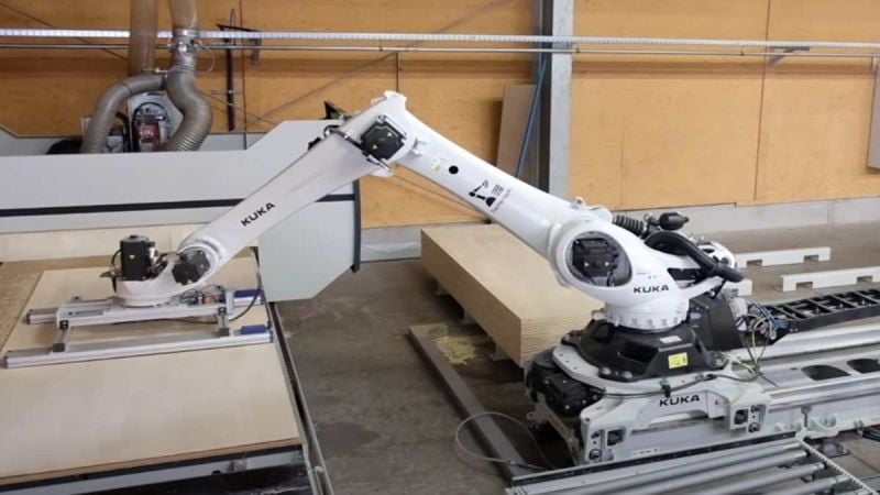 Article That Says Tesla Robot Attacks Engineer Are Absurdly Misleading: What Really Happened