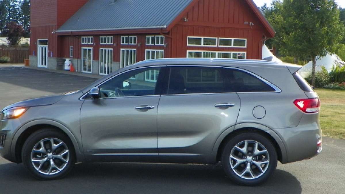 2016_Kia_Sorento_King_Estate