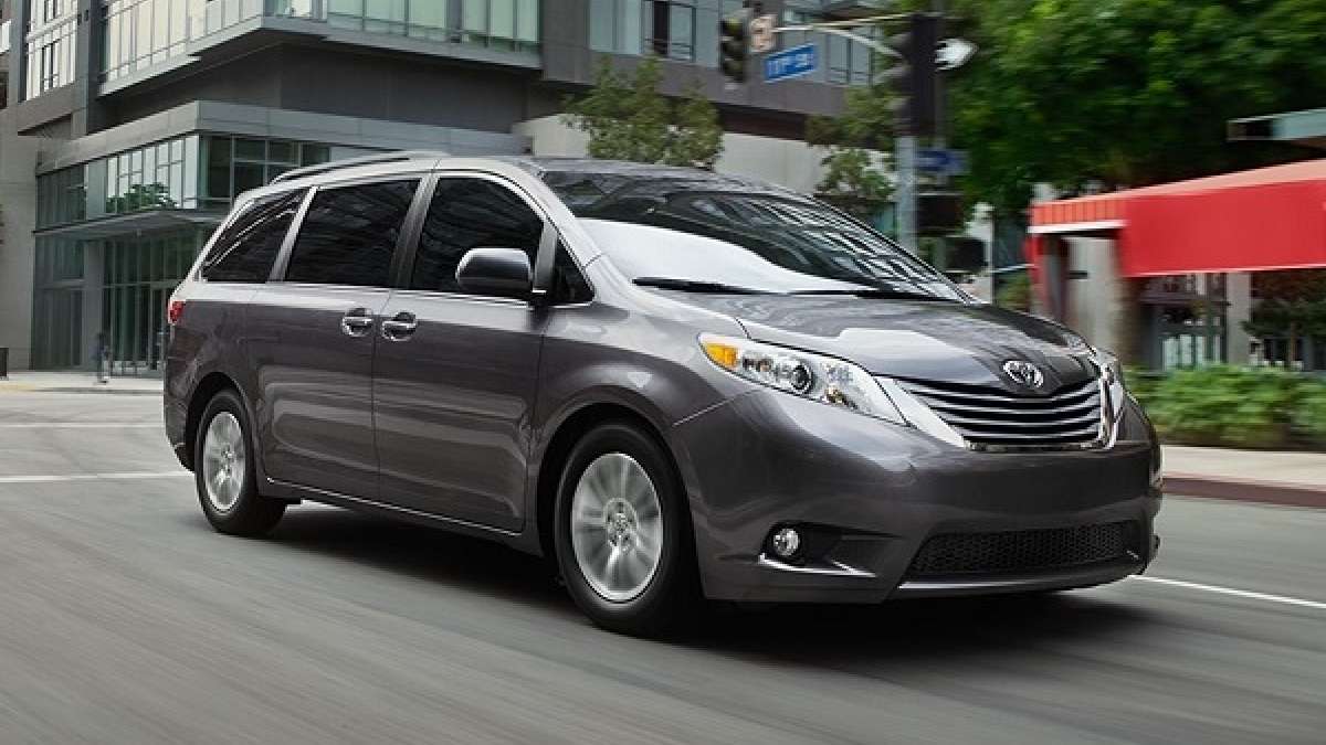 2015-Toyota_Sienna