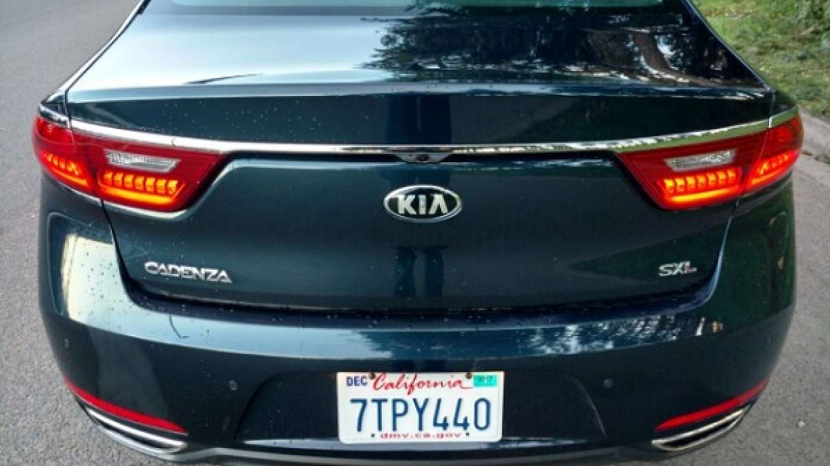 2017_Kia_Cadenza_Rear