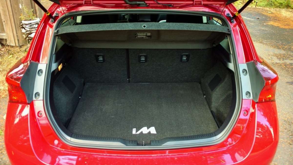 Toyota_Corolla_iM_Hatchback