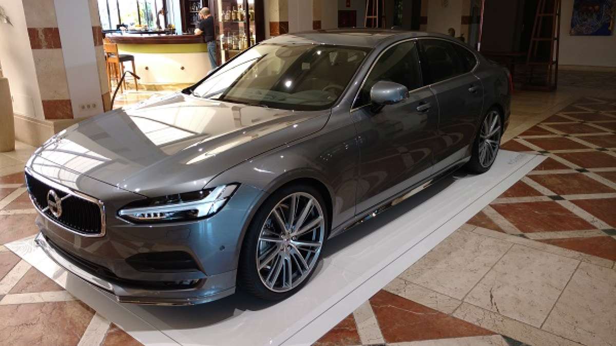 2017_Volvo_S90_Sedan
