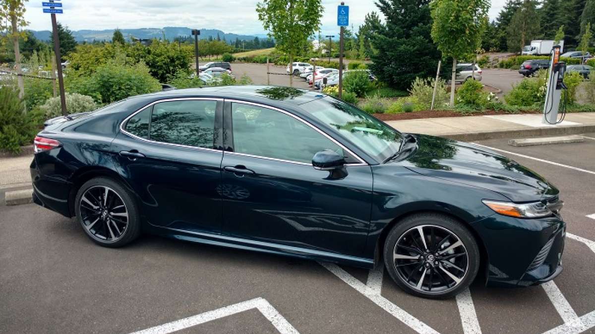 2018_Toyota_Camry_XSE_Blue
