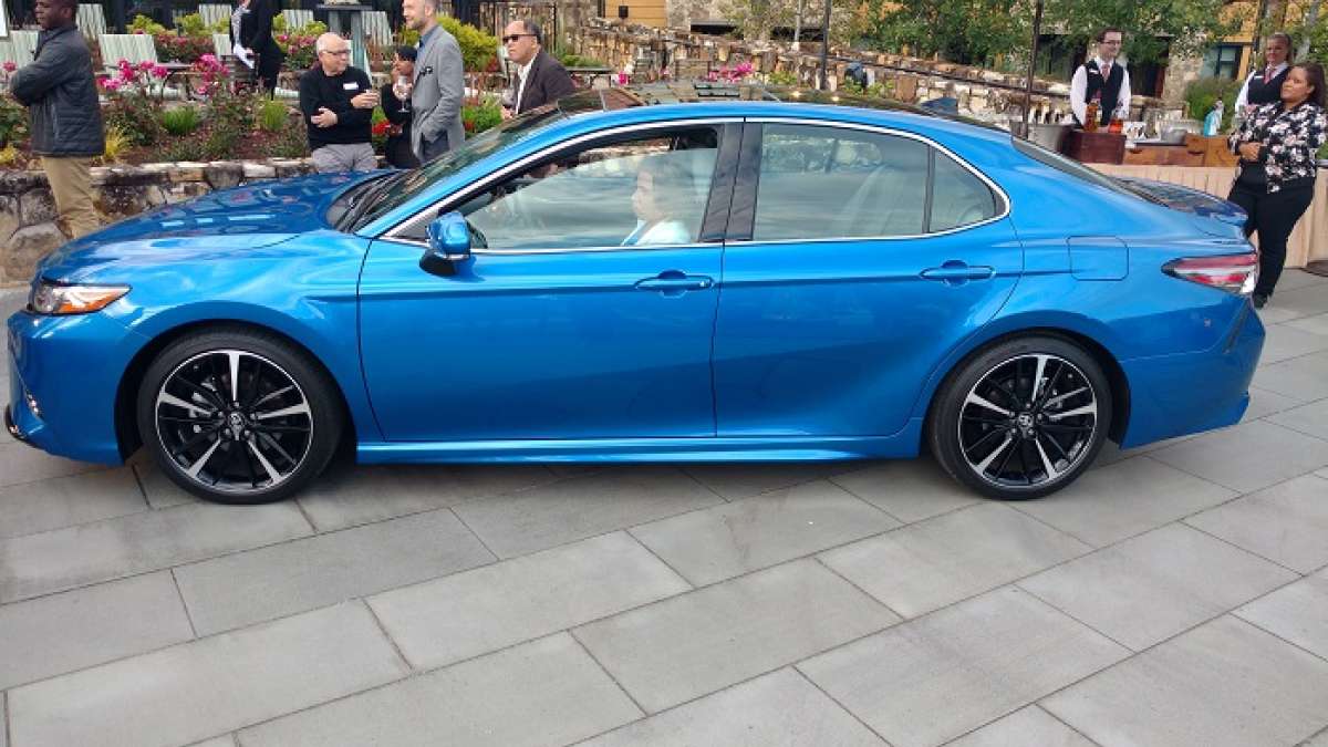 2018_Toyota_Camry_Side_Profile