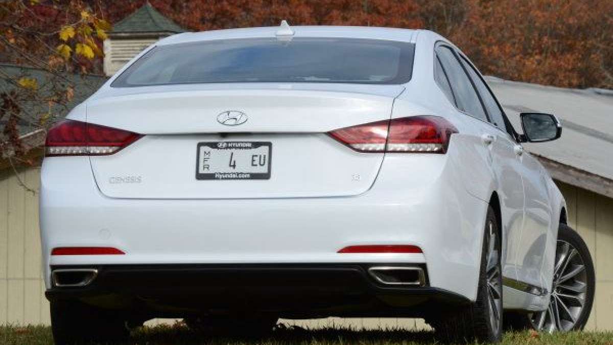 2015 genesis sedan 38 rear
