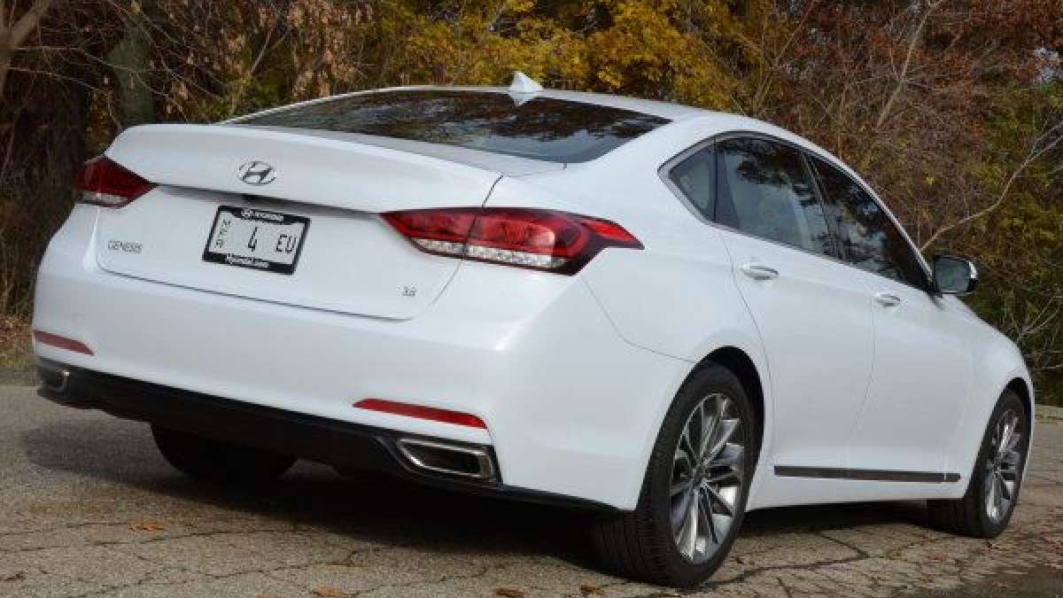 2015 genesis 38 sedan rear roar