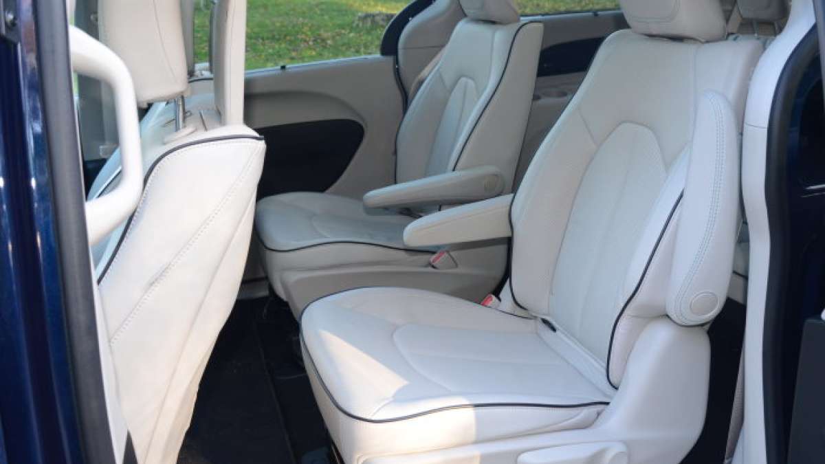 Pacifica Hybrid rrr seats