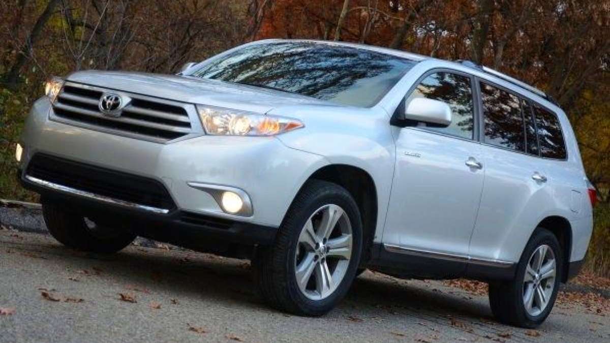 Toyota Highlander driving
