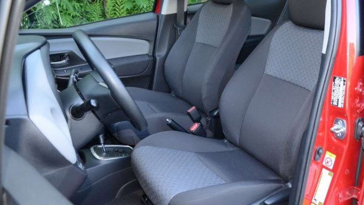 16 yaris fr seats