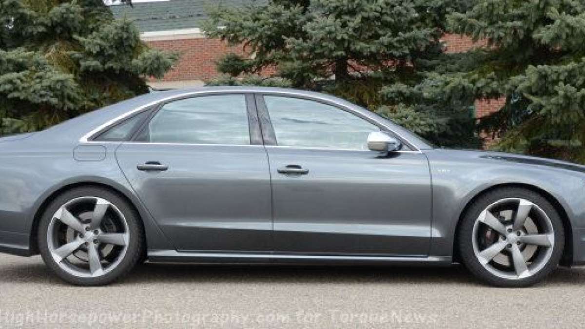 2015 audi s8 side
