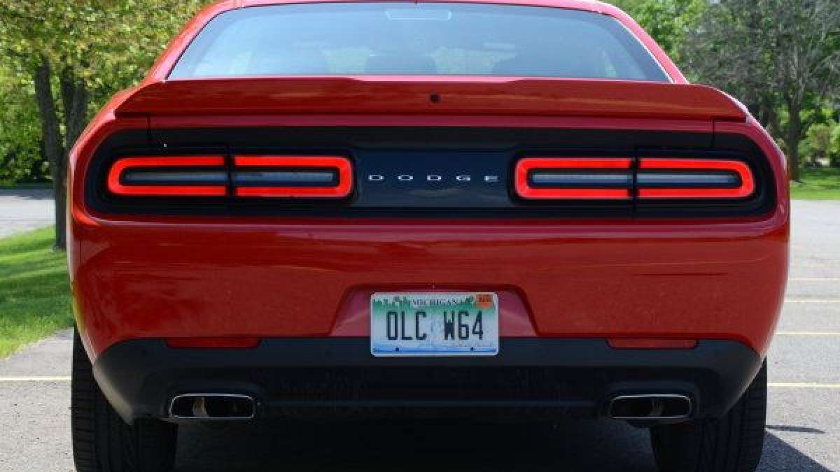 challenger sxt low rear