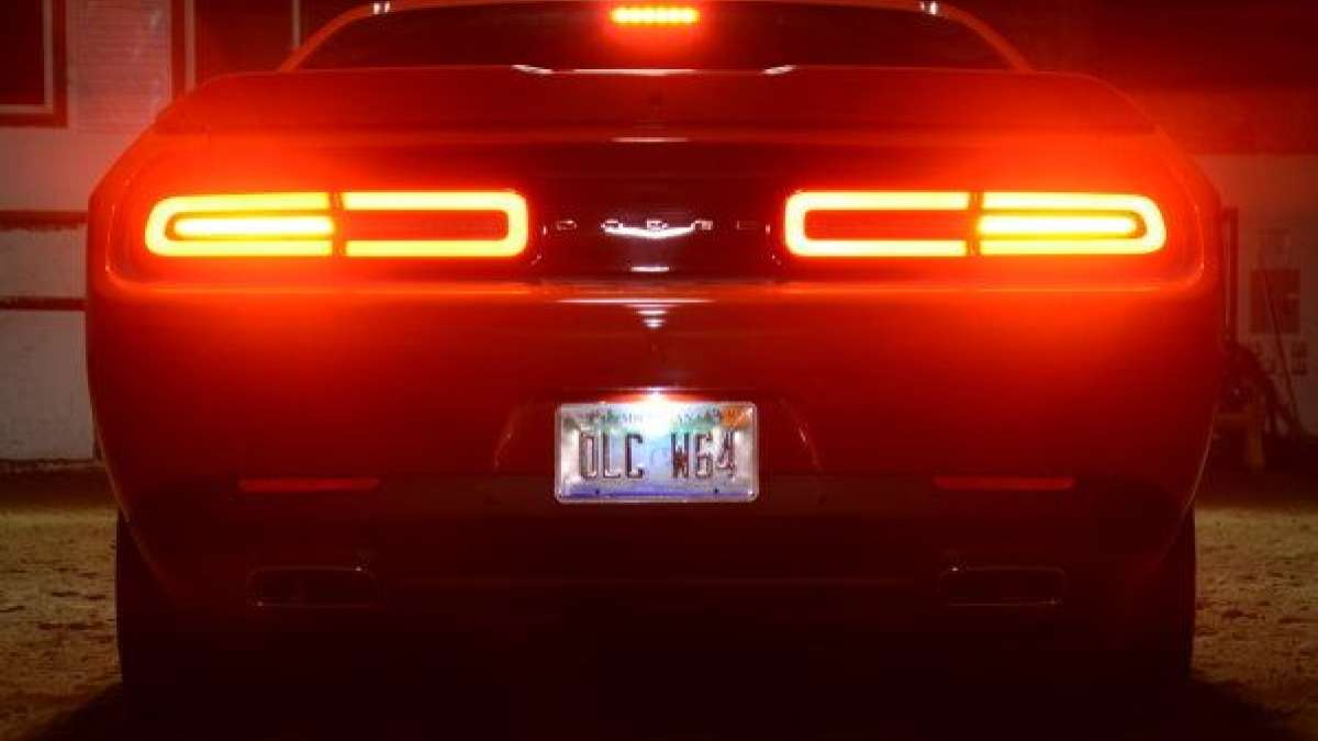 challenger sxt tails light