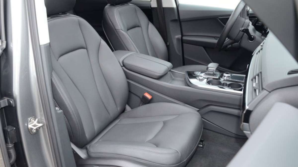 17 q7 front seat