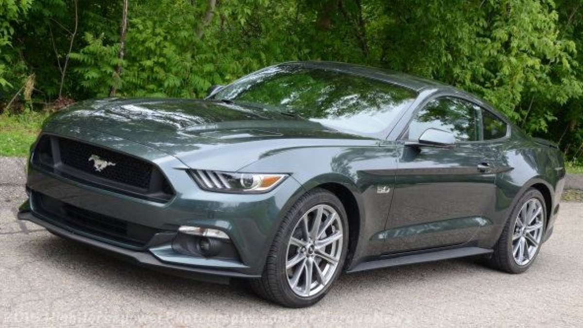 2015 mustang gt front road