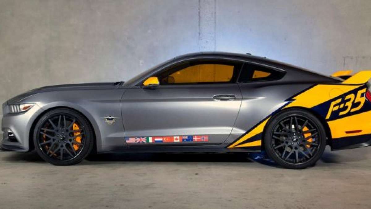 f35 2015 mustang side